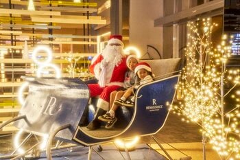 沖縄・恩納村【サンタと一緒に☆記念撮影】高さ13ｍのバブルツリー、イルカのイルミネーション、夢のキャンディハウス etc.