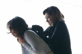 『イップス』村上佳菜子が教え子を巡って美人コーチを絞殺…第7話犯行シーン写真が解禁！ミコ（篠原涼子）が犯行の目撃者に