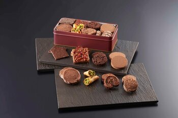 【明治記念館】発売のたびに完売必至の「プレミアム・チョコレートクッキー」が待望の再登場！贅沢なカカオを堪能する珠玉の8フレーバー入り特製クッキー缶が予約受付開始。9月29日より順次配送いたします。