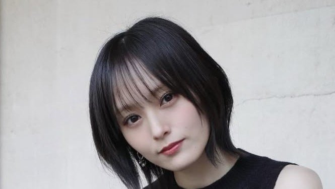 山本彩 「肩出すにはちと早かった」美肩あらわなコーデを披露！ざっくり開いたニット姿にファンから「似合いすぎ」