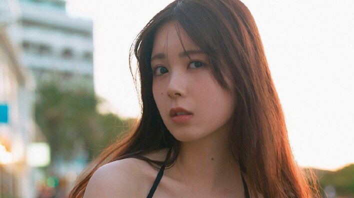大人っぽい黒水着ショット公開！乃木坂46・筒井あやめ ビーチで夕日を浴びながら撮影された表情に注目 1st写真集『感情の隙間』