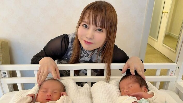 双子出産の中川翔子 次男にそっくりな自身の幼少期を公開！おめめパッチリな夫似の長男がミルクを飲む様子も「双子かわいいから涙が出る」