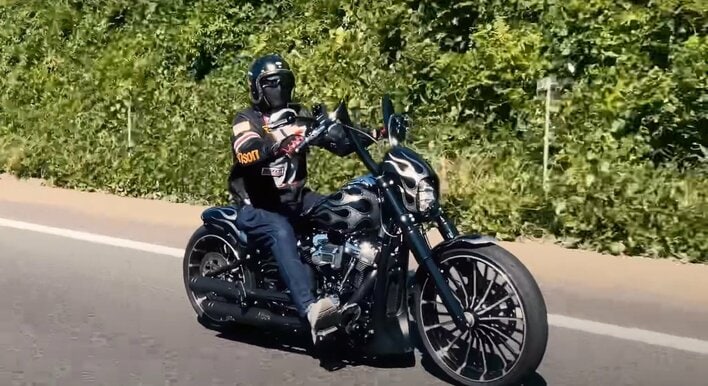 写真集ほしすぎる！！！」魔裟斗 “愛車”ハーレーで夜の大黒PAで2