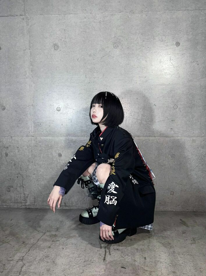 愛脳」と書いて“あの”！？あのちゃんトゲトゲ学ラン×ミニスカロング