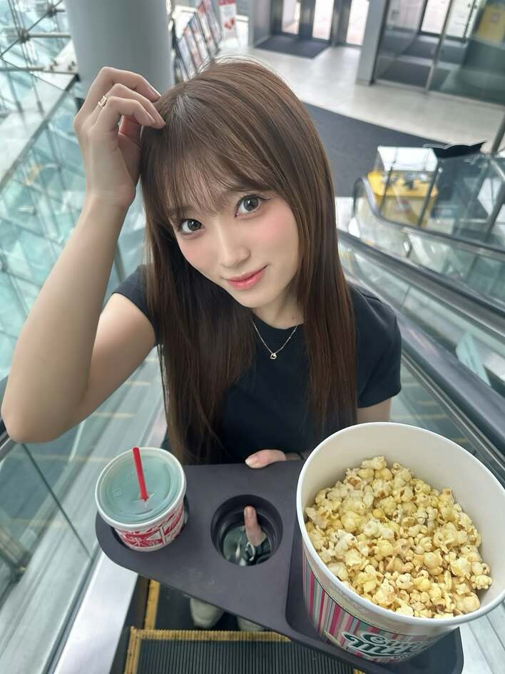 妹ちゃんカメラ神‪」矢吹奈子 妹が激写したストローくわえる“無防備‬