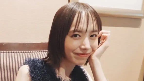 セクシーすぎ」井桁弘恵 ざっくり背中開いたドレス姿を披露！上目遣い