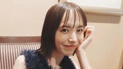 「セクシーすぎ」井桁弘恵 ざっくり背中開いたドレス姿を披露！上目遣いでにっこり見つめたショットにファン歓喜「素敵です」