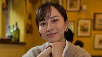 比嘉愛未 コスモス畑で大はしゃぎなオフショット公開！無邪気な表情を浮かべて長野の秋を満喫する姿に「お花と比嘉ちゃんは最強♡」