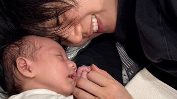 「足が長ーい！」栗原恵 0歳長男の“お昼寝ショート動画”に反響 愛情たっぷりな演出に「泣けてきました」「素晴らしいアイデア」