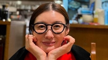 ともさかりえ 黒い水着姿で“美背中”披露！沖縄でプールを満喫するリラックス感漂う様子に「絵になる」「神々しい」