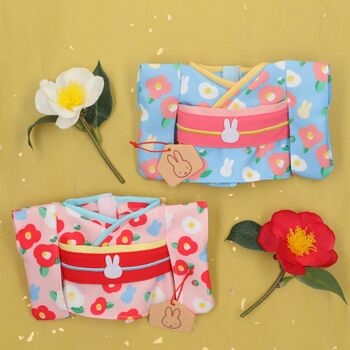 人気絵本ミッフィーのお花屋さん「フラワーミッフィー」にて、2025年12月19日(金)より人気のぬいぐるみ専用のお洋服に丸みを帯びた花弁が印象的な冬のお花「椿」をあしらった振袖が初登場！