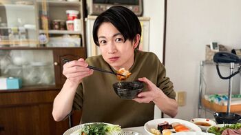 綱啓永の“もぐもぐタイム”にSNSも「かわいい！」「こんな美味しそうに食べてくれると幸せ」『366日』