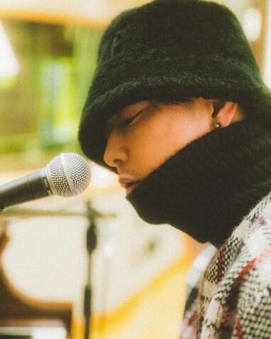 普通にマイクが羨ましい」佐藤健 真剣な表情の歌唱姿公開！オフ感満載