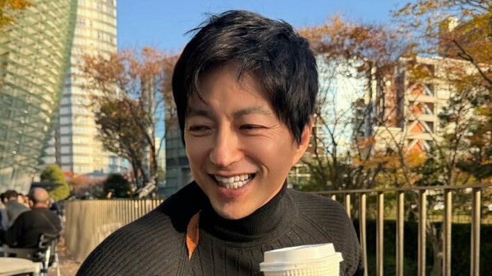 大沢たかお 馬と顔寄せ合い戯れるショットを公開！「どちらの貴公子ですか？」爽やかな笑顔でそっと優しく寄り添う姿にファンもん絶「馬になりたい」「もう最高です！！」