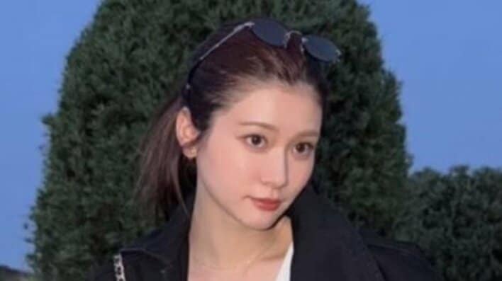 【画像4枚】「女神」とファンもん絶！生見愛瑠 すらり美脚際立つ膝上ミニ×貴重なデコだしポニテの私服コーデを見る