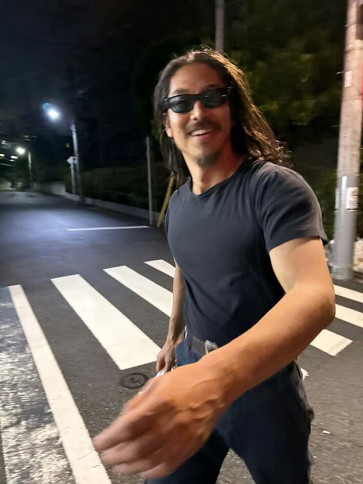 野性味がスゴイ」EXILE AKIRA ロン毛＆サングラス姿で夜道を“ルンルン