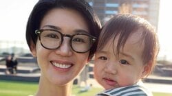 栗原恵 1歳長男の粉ミルクを活用したアイデアご飯を公開！キラキラ笑顔でママを見上げる手つなぎお散歩ショットも披露「天使くんが歩いてる～」