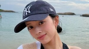 「人魚姫！！」NiziU RIMA ハワイで水着姿を披露！おへそチラ見せでプールにつかる様子に「スタイルよすぎ」「オーラ放たれすぎてる」と反響