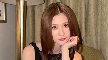 生見愛瑠 美脚のぞく黒シースルードレス姿を披露！上品さと色気を漂わせた大人の魅力あふれるショットに「海外のファッション雑誌に載ってるやつ」「シックで素敵」