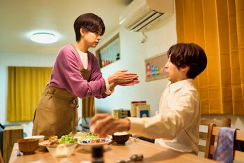 『おいハンサム!!』伊藤家の次女役・佐久間由衣「夫婦のシーンは、心でアクションをしている感覚」