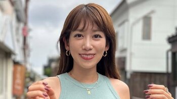 「これはもう写真集！」元NHKアナ・中川安奈 ノースリーブ姿で川越市を満喫！“猫耳ポーズ”やソフトクリームを味わうショットを公開