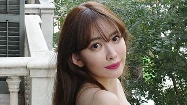 眼福】小嶋陽菜 素肌を大胆披露のドレス姿！写真集オフショット公開に