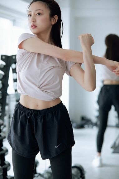 先行カットあり】佐久間みなみアナがフォトブック発売 おなかチラ見せ