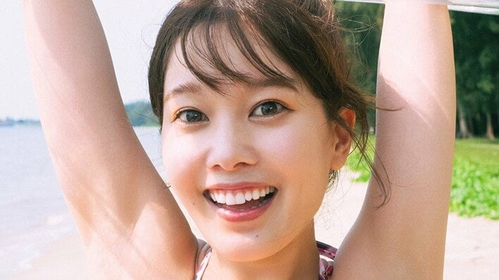 小坂井祐莉絵 初写真集で大胆ランジェリー姿を披露！ 常夏のシンガポールで魅せる新境地　"耳で楽しむ"コンテンツも