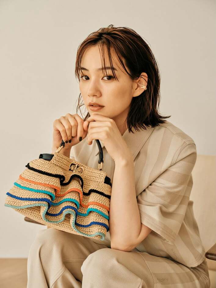 1vfudieまとめ売り のん “雰囲気ガラリ”大人な上品セットアップ姿を披露！FENDIの夏バッグ