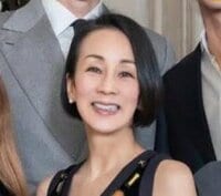 中村江里子 豪華すぎる家族集合写真に「ロイヤルファミリーみたい」と反響！エッフェル塔＆凱旋門や大理石調階段でのクラシカルな写真に「絵になります」