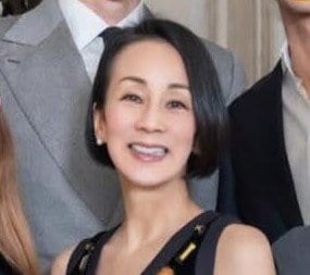 中村江里子 豪華すぎる家族集合写真に「ロイヤルファミリーみたい」と反響！エッフェル塔＆凱旋門や大理石調階段でのクラシカルな写真に「絵になります」