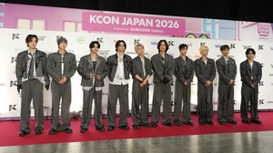INI グレーセットアップの“ギラギラ”スタイルで登場！カメラに向かってクールな表情からキュートなポーズでオーラ全開【KCON JAPAN 2026 レッドカーペット】