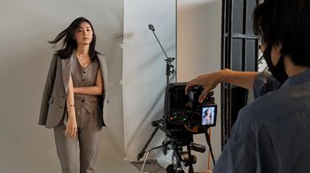 新美有加アナ 男性のポージングを研究し撮影「生かせたと思います」と自信【女性アナカレンダー2022】