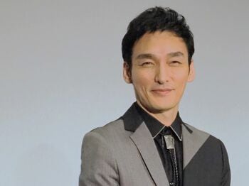 草彅剛 映画『碁盤斬り』初日舞台挨拶でリップサービス「ある意味、僕と國村隼さんの『おっさんずラブ』です（笑）」