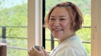 バービー “小顔ファッションの最終形態”を披露！「関コレのマレフィセント」ド派手衣装に「ハート星人やん」