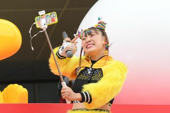 【動画あり】フワちゃん「スヌーピーはレフ板」、Y字バランス、ラムネを口から…SNOOPY HAPPINESS FLOAT出発式で大暴れ！