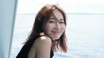 新山千春 美背中際立つ水着姿に「スタイルの維持も完璧」「カッコいい」と反響！夫&娘と沖縄・座間味島での夏休み満喫ショットを大量公開