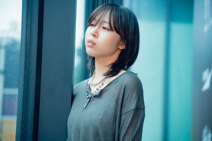 【写真7枚】透明感のある歌声が話題！22歳のシンガーソングライター・十明 の写真を見る