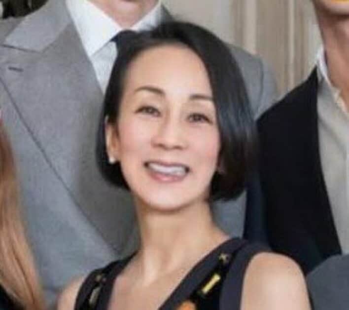 【画像15枚】「華麗なる一族」「うっとりする」と絶賛の嵐！中村江里子 大理石調のらせん階段やエッフェル塔＆凱旋門での豪華すぎる家族5ショットを見る