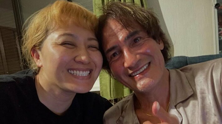 丸山桂里奈 “イヤイヤ期”の2歳娘を連れたお散歩ショットを披露！ 夫・本並健治が見守る中ごねる娘に「愛おしいです 人生ていいもんだな」