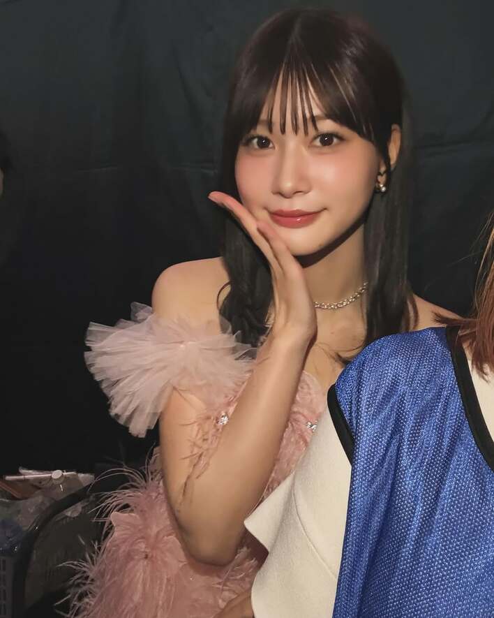 【画像12枚】「まねね流石のお仕事」マネージャー撮影のだんだんと様子がおかしくなっていく“uraめるる”ショットを見る