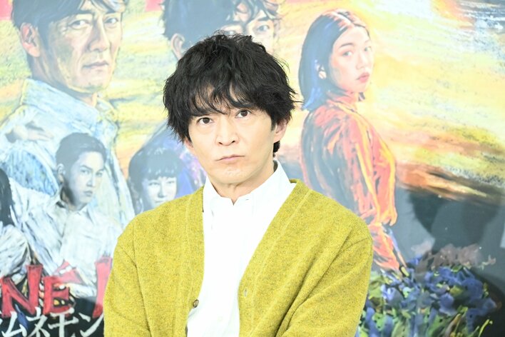 【写真】反町隆史、大森南朋らとともに「中学時代に戻ったら…」のトークをする津田健次郎の写真を見る