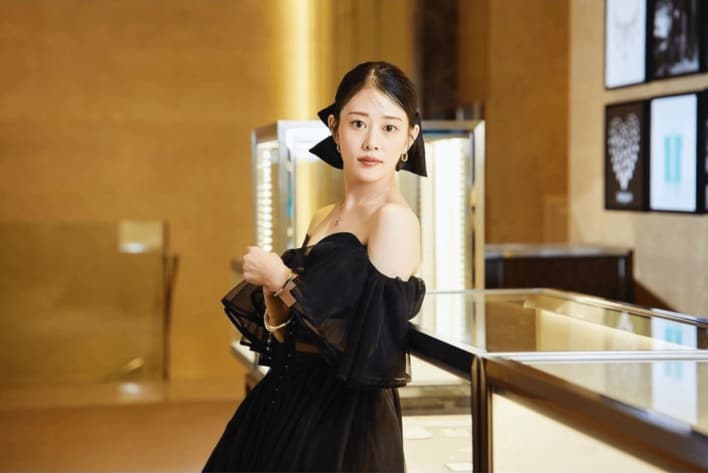 お姫様みたい」高畑充希 胸元ざっくり黒ドレスでデコルテ披露 “ダサい