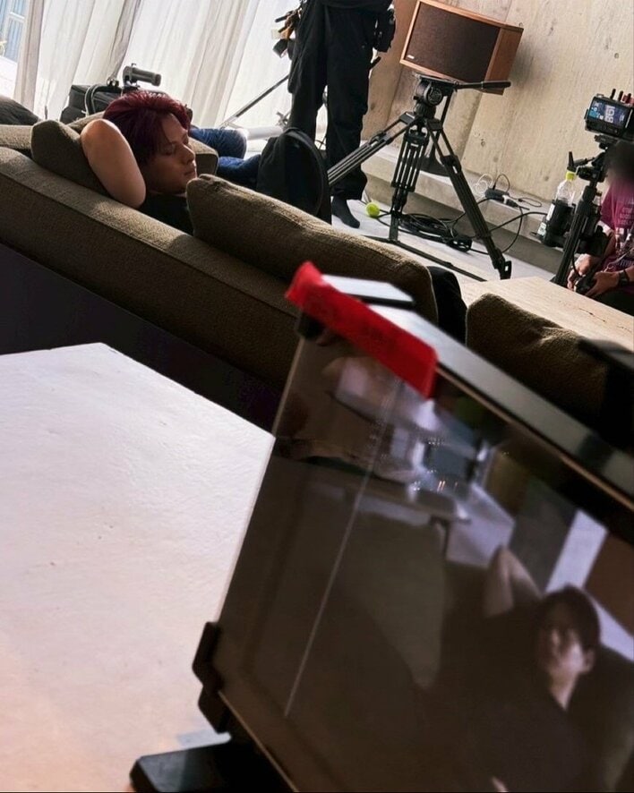 平野紫耀 カメラ目線の寝そべりショットにファンもん絶「心臓えぐ