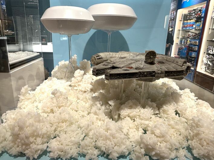 スター・ウォーズをくすっと笑える田中達也流のミニチュアと“見立て”で