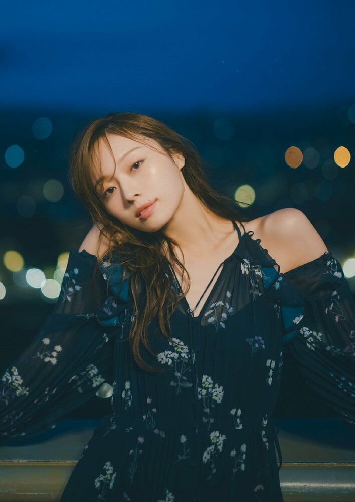 乃木坂46・梅澤美波 美脚あらわな“崖ドレス”姿も！2nd写真集『透明な