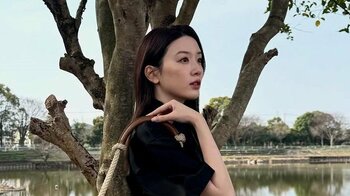 「プラダ姫降臨！」永野芽郁 ミニ丈シャツワンピ姿公開！独特なバッグの持ち方のほっこりショットに「どストライクです」