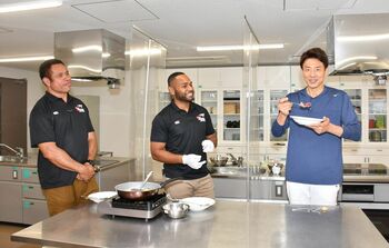 松岡修造、フィジー料理のココナッツミルクの風味に「南国だ！」と踊りだす