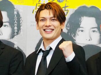 崎山つばさは“やさしさの怪物”日々の差し入れで2人の弟役を激励！主演舞台『怪物の息子たち』開幕