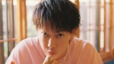 佐藤健 約2ヵ月ぶりの投稿でオフ感満載ショット大公開！近距離の横顔＆リムレスメガネなどナチュラルな姿おさめた写真に「全部好きで選べない！」